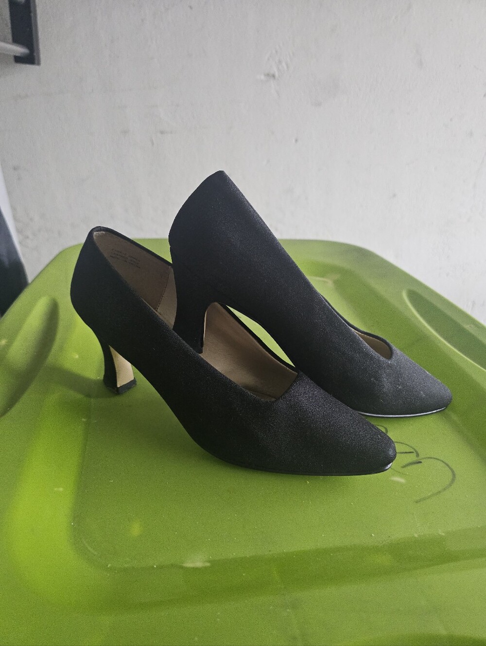 Classic Black Women's Mid-Heel Pumps